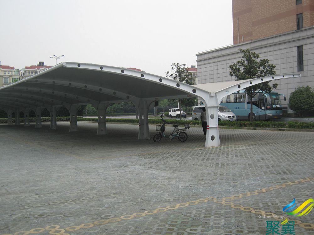 露天廣場(chǎng)兩排車位膜結(jié)構(gòu)車棚
