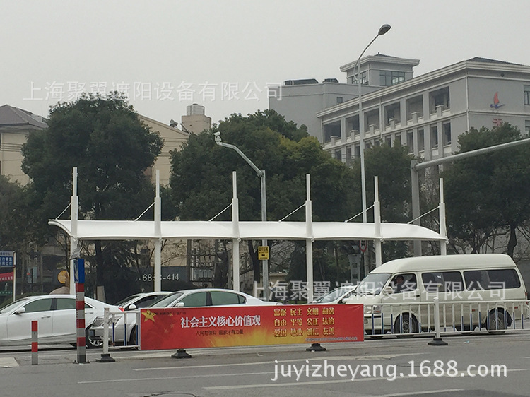 紅綠燈等候區雨棚_貼心便民的紅綠燈等候區雨棚_警民稱贊的