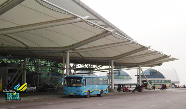 上海大巴旅游車(chē)站膜結(jié)構(gòu)遮陽(yáng)棚_膜結(jié)構(gòu)車(chē)棚面料批發(fā)
