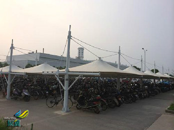 自行車(chē)棚遮陽(yáng)棚讓環(huán)境綠色起來(lái)*自行車(chē)棚遮陽(yáng)棚的優(yōu)點(diǎn)